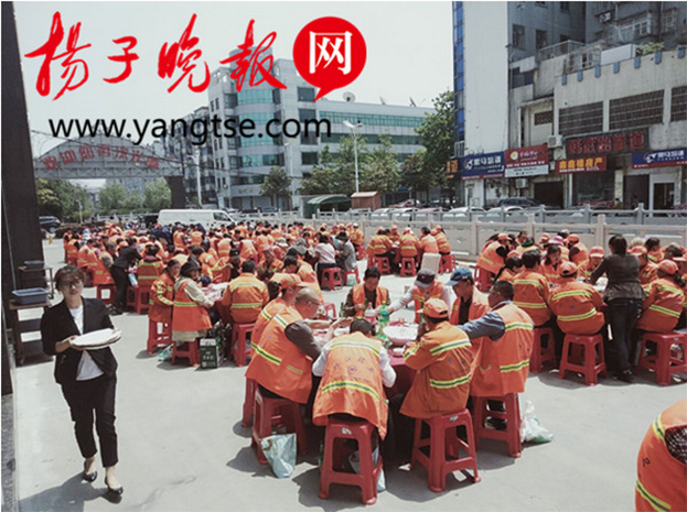 好博在线客服设“观光海鲜宴席 致敬环卫工人” 引媒体争相报道