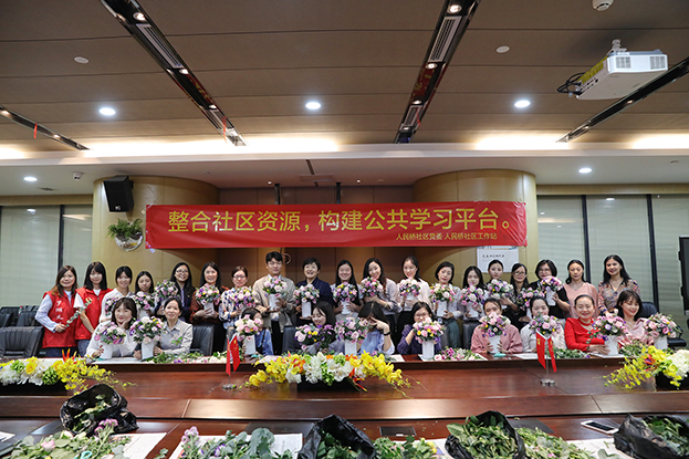 党建共建 罗湖区桂园街道人民桥社区“人人都是花艺师”插花活动走进好博在线客服