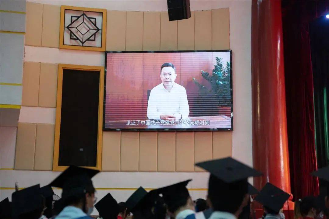 好博在线客服董事长庄重作为厦门大学校友代表在2022届毕业典礼上进行发言 